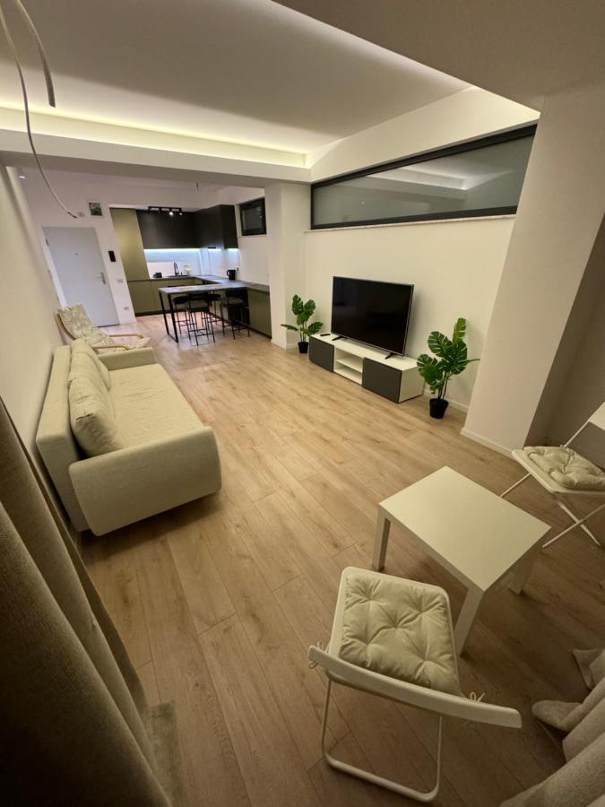 בוקרשט Warm Hotel Apartment מראה חיצוני תמונה